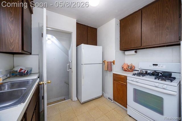 6785 Pelham Road, Allen Park, MI 48101