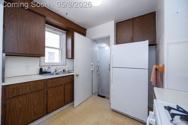 6785 Pelham Road, Allen Park, MI 48101