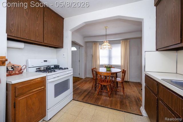 6785 Pelham Road, Allen Park, MI 48101
