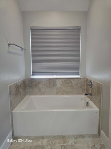 126 Creekside Drive, Sanger, TX 76266