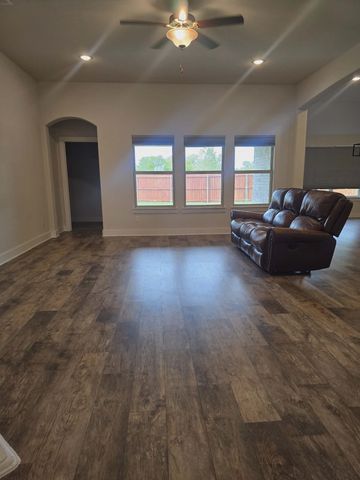 126 Creekside Drive, Sanger, TX 76266