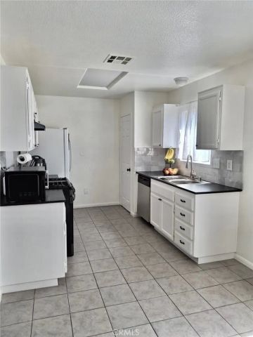 10580 Wakefield Street East, Adelanto, CA 92301