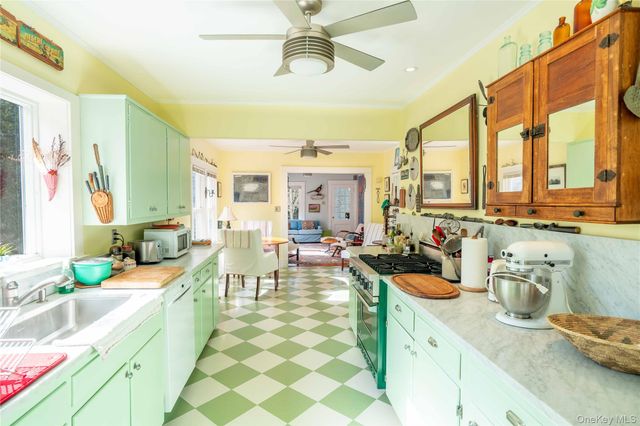 306 6th Street, Greenport, NY 11944