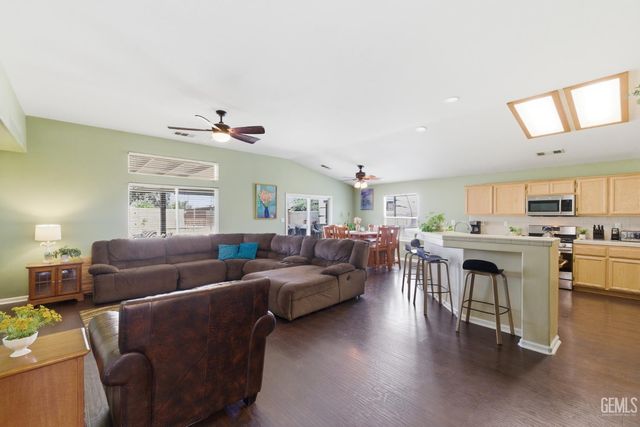 8203 Premier Avenue, Bakersfield, CA 93313