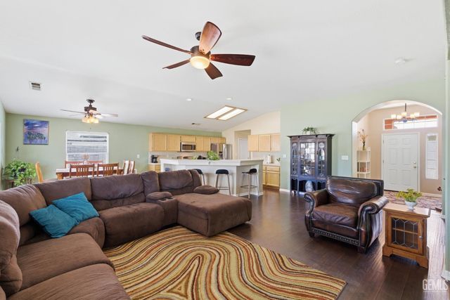 8203 Premier Avenue, Bakersfield, CA 93313