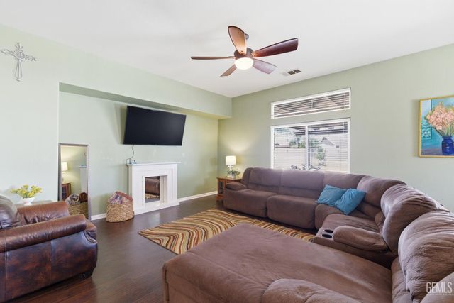 8203 Premier Avenue, Bakersfield, CA 93313