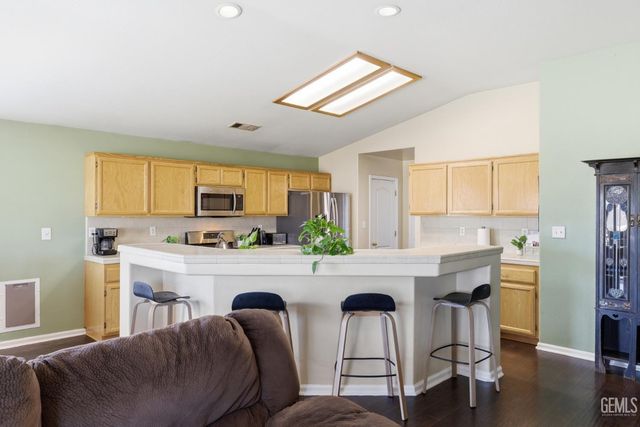 8203 Premier Avenue, Bakersfield, CA 93313