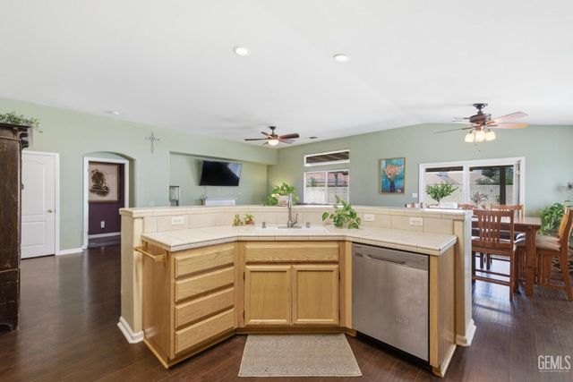 8203 Premier Avenue, Bakersfield, CA 93313
