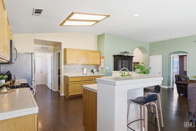 8203 Premier Avenue, Bakersfield, CA 93313