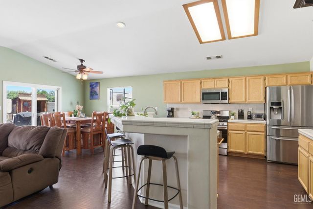 8203 Premier Avenue, Bakersfield, CA 93313