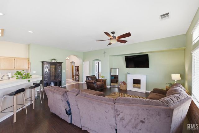 8203 Premier Avenue, Bakersfield, CA 93313