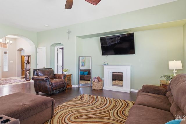 8203 Premier Avenue, Bakersfield, CA 93313