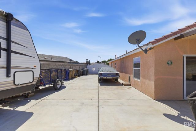 8203 Premier Avenue, Bakersfield, CA 93313