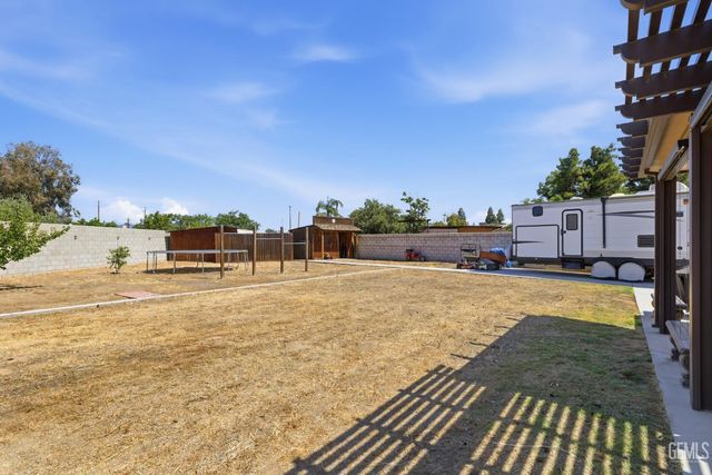 8203 Premier Avenue, Bakersfield, CA 93313