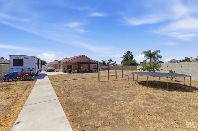 8203 Premier Avenue, Bakersfield, CA 93313