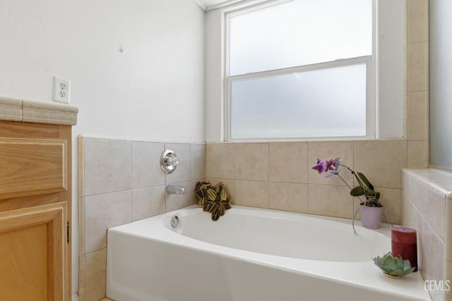 8203 Premier Avenue, Bakersfield, CA 93313