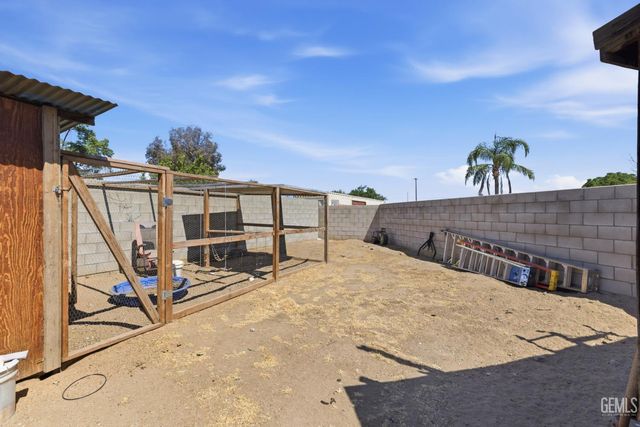 8203 Premier Avenue, Bakersfield, CA 93313