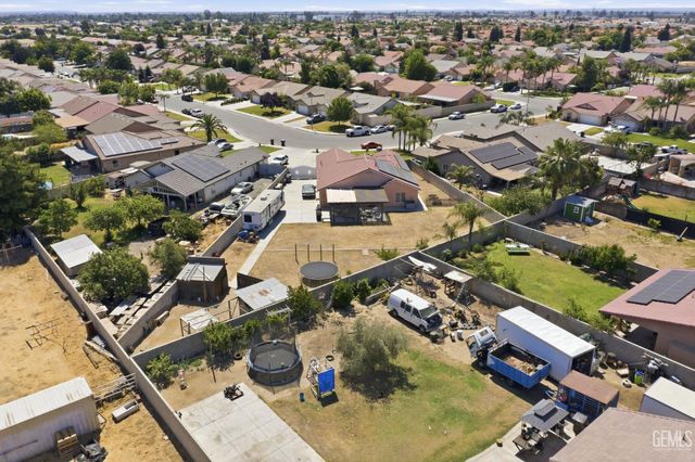 8203 Premier Avenue, Bakersfield, CA 93313