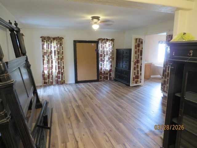 102 S Robin Hill, Kerrville, TX 78028