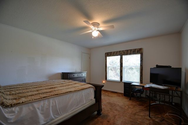 102 S Robin Hill, Kerrville, TX 78028