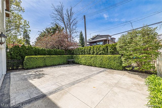 570 Pierce Street, Birmingham, MI 48009