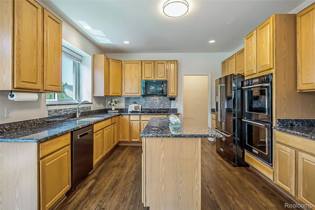 1162 Gentry Drive, South Lyon, MI 48178