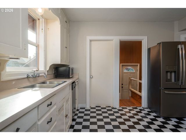 8310 Ne SACRAMENTO St, Portland, OR 97220