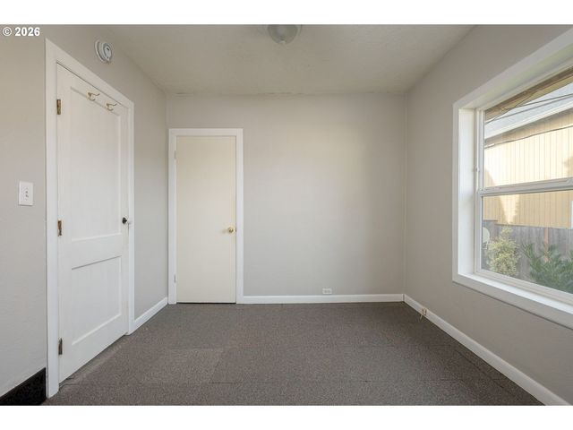 8310 Ne SACRAMENTO St, Portland, OR 97220