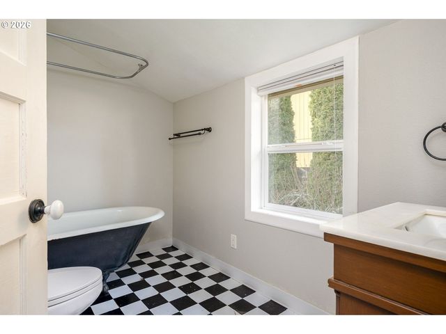 8310 Ne SACRAMENTO St, Portland, OR 97220