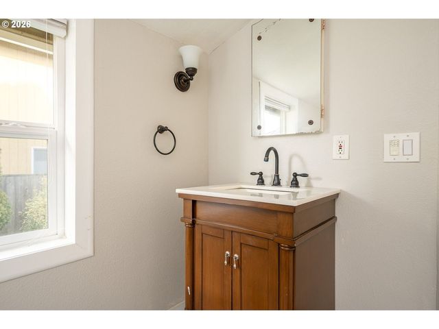 8310 Ne SACRAMENTO St, Portland, OR 97220