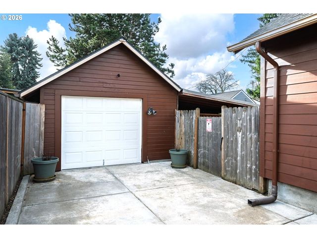 8310 Ne SACRAMENTO St, Portland, OR 97220