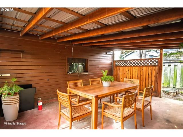 8310 Ne SACRAMENTO St, Portland, OR 97220