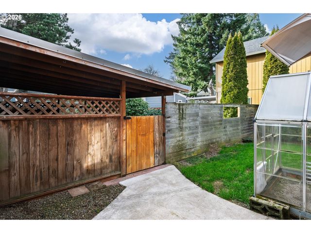 8310 Ne SACRAMENTO St, Portland, OR 97220