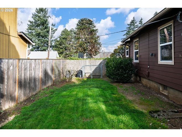 8310 Ne SACRAMENTO St, Portland, OR 97220