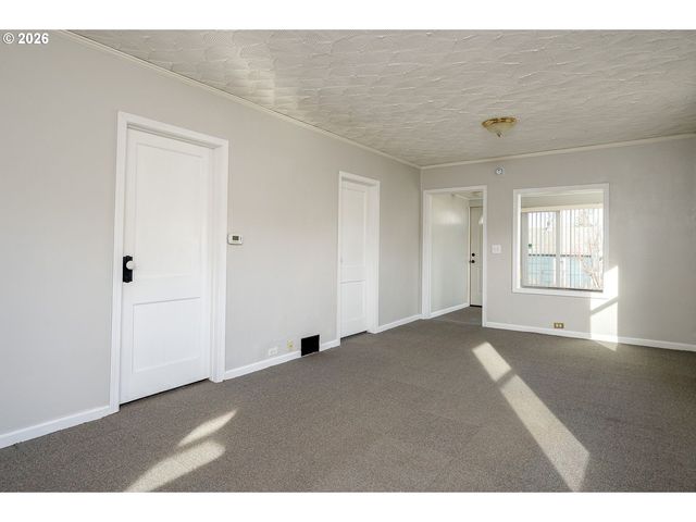 8310 Ne SACRAMENTO St, Portland, OR 97220