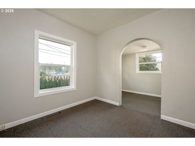 8310 Ne SACRAMENTO St, Portland, OR 97220