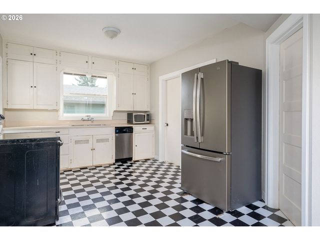 8310 Ne SACRAMENTO St, Portland, OR 97220