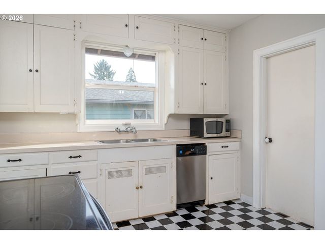 8310 Ne SACRAMENTO St, Portland, OR 97220