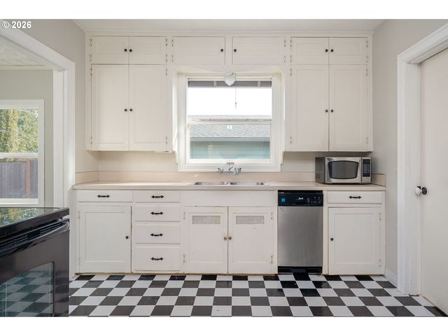 8310 Ne SACRAMENTO St, Portland, OR 97220