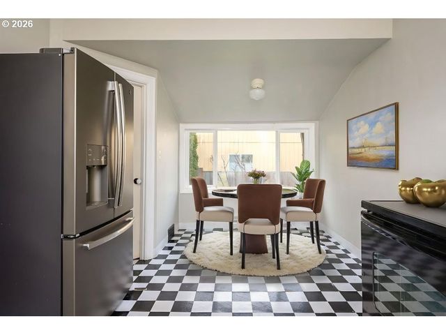 8310 Ne SACRAMENTO St, Portland, OR 97220