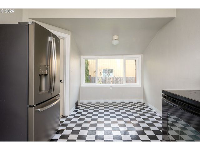 8310 Ne SACRAMENTO St, Portland, OR 97220