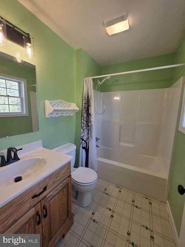 798 MENGES MILLS RD, Spring Grove, PA 17362