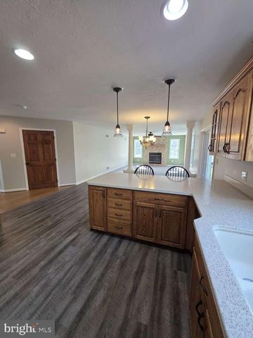 798 MENGES MILLS RD, Spring Grove, PA 17362