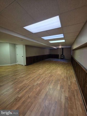 798 MENGES MILLS RD, Spring Grove, PA 17362