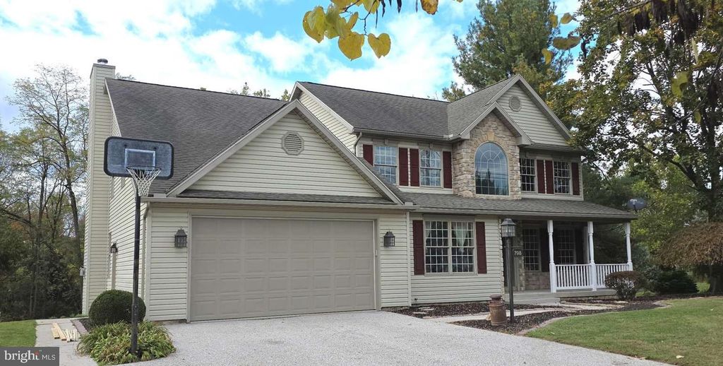 798 MENGES MILLS RD, Spring Grove, PA 17362