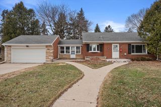 5437 N Navajo AVENUE, Glendale, WI 53217