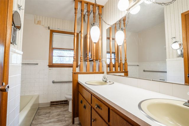 6715 NW 10th Street, Des Moines, IA 50313