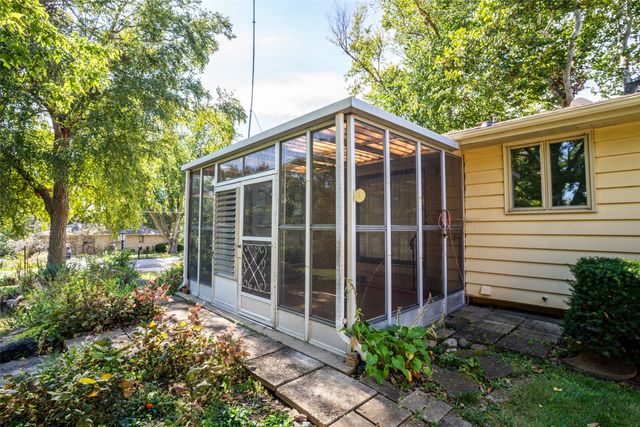 6715 NW 10th Street, Des Moines, IA 50313