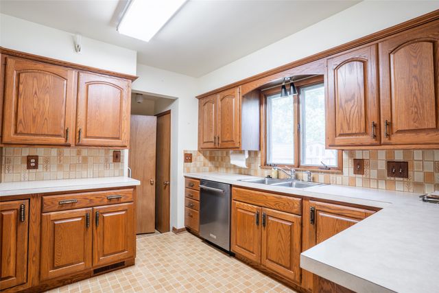 6715 NW 10th Street, Des Moines, IA 50313