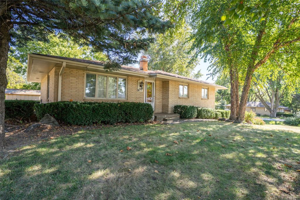 6715 NW 10th Street, Des Moines, IA 50313